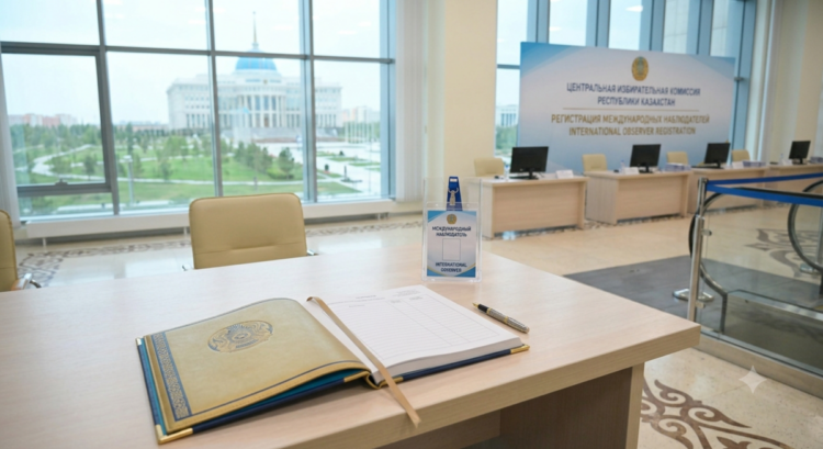 ЦИК Казахстана аккредитовал новую группу наблюдателей на выборы в Курултай