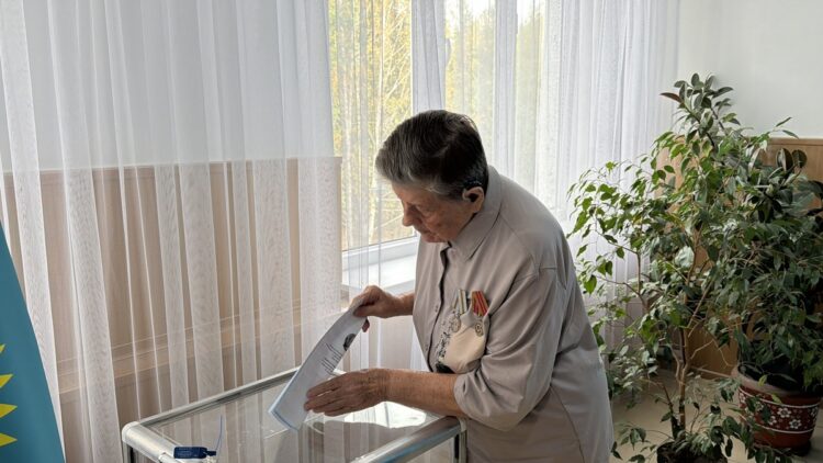 92-летняя труженица тыла сделала свой выбор в Текели