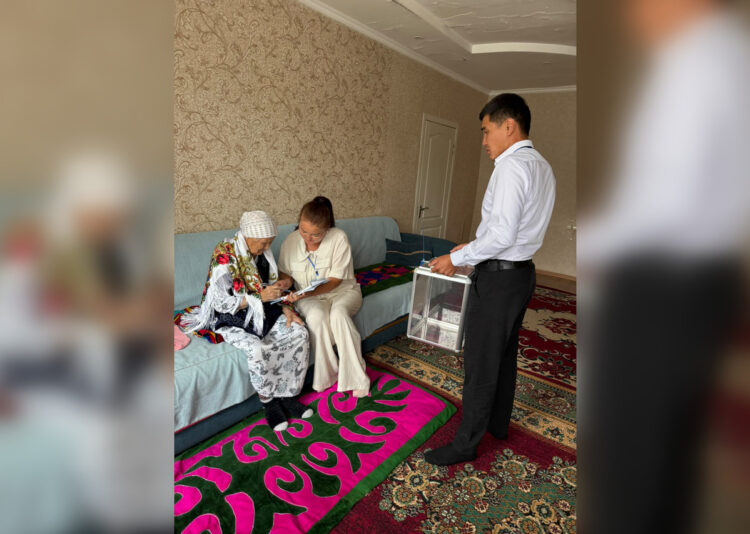 105-летняя жительница Жаркента приняла участие в голосовании