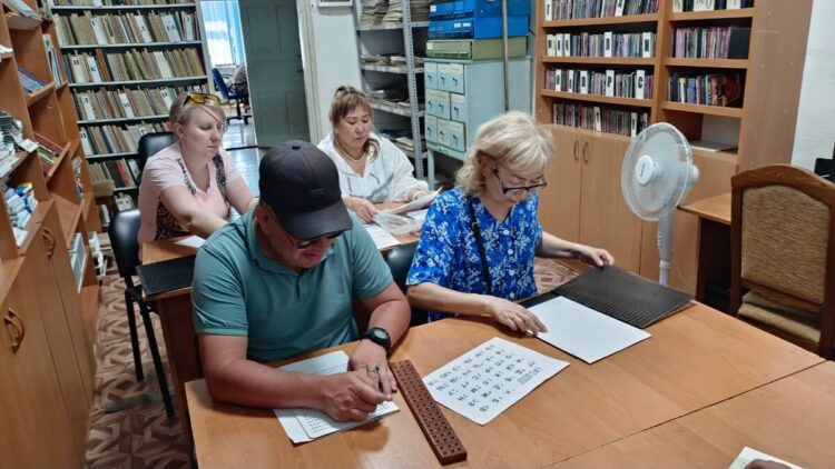 Точка на кончиках пальцев: в Жетісу продолжают обучать шрифту Брайля