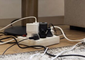 Опасная нагрузка: почему нельзя подключать мощные приборы через удлинитель
