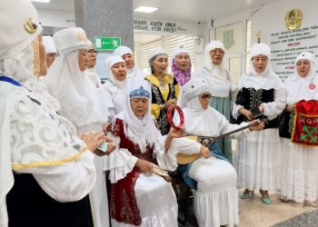 Талдыкорганки в кимешеках удивили своим образом на выборах