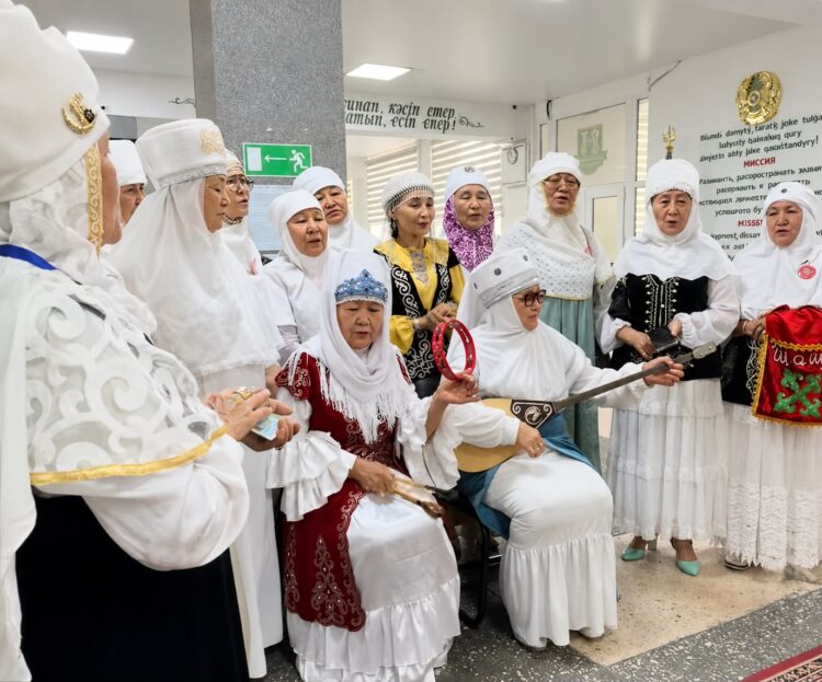Талдыкорганки в кимешеках удивили своим образом на выборах