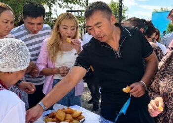 Талдыкорганских избирателей встретили ароматом горячего баурсака и свежих яблок