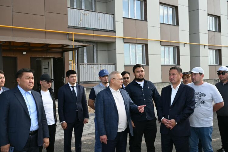 Бейбит Исабаев проверил ход строительства и модернизации объектов в Сарыозеке
