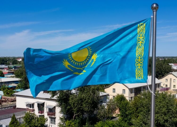 В Уштобе ко Дню языков установили флагшток с государственным флагом