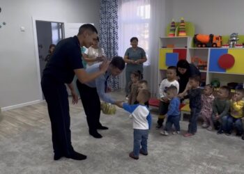 Жетысуские полицейские подарили детям внимание и заботу