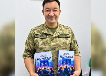 Подполковник погранслужбы Жетісу презентовал книгу «Киберқасқыр» для детей