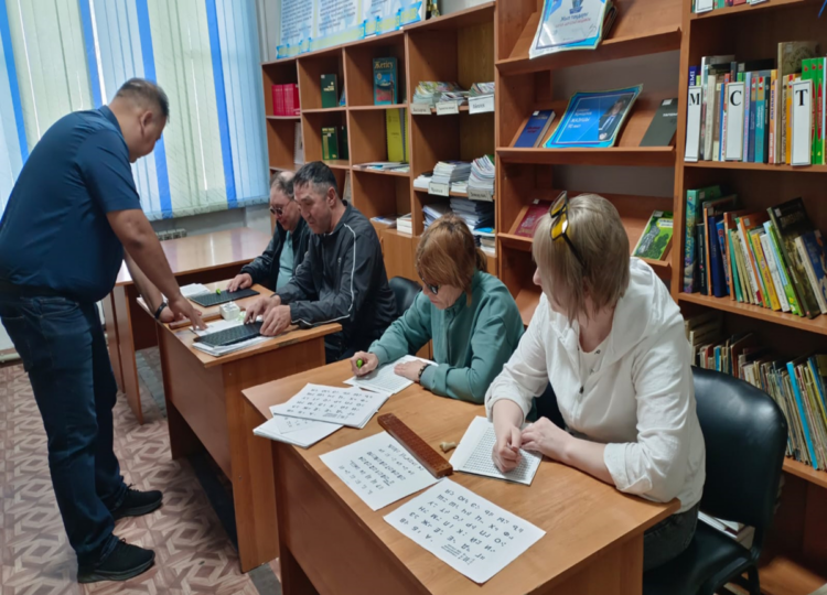 Освоить цифровой мир помогают незрячим в Талдыкоргане