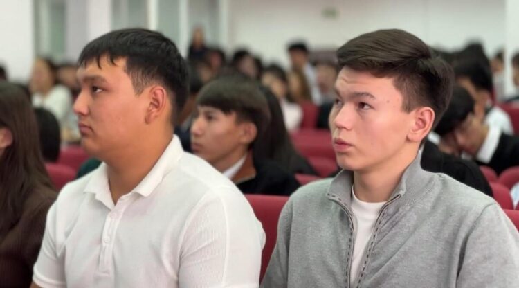 Студентов Талдыкоргана предостерегли об опасности «легкого заработка»