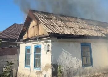 В Талдыкоргане спасатели ликвидировали пожар в частном жилом доме