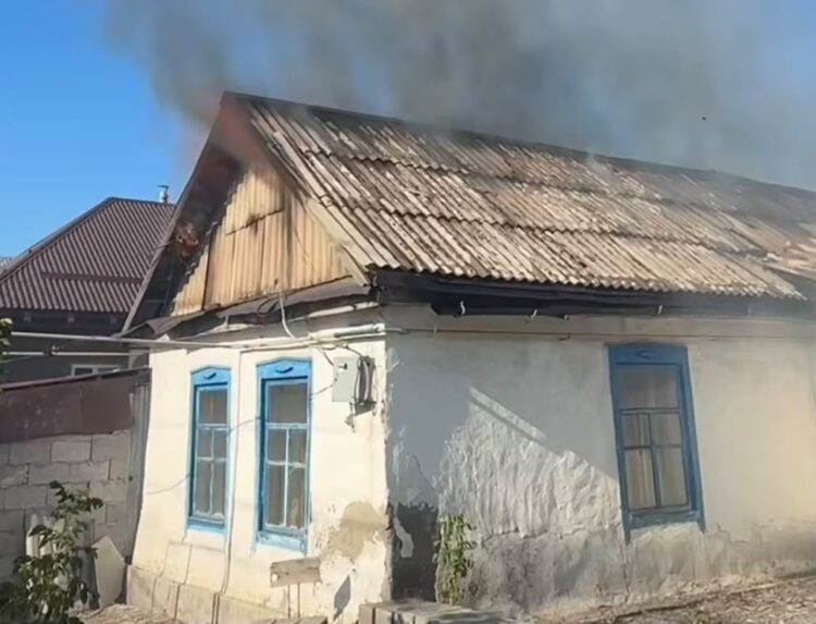 В Талдыкоргане спасатели ликвидировали пожар в частном жилом доме