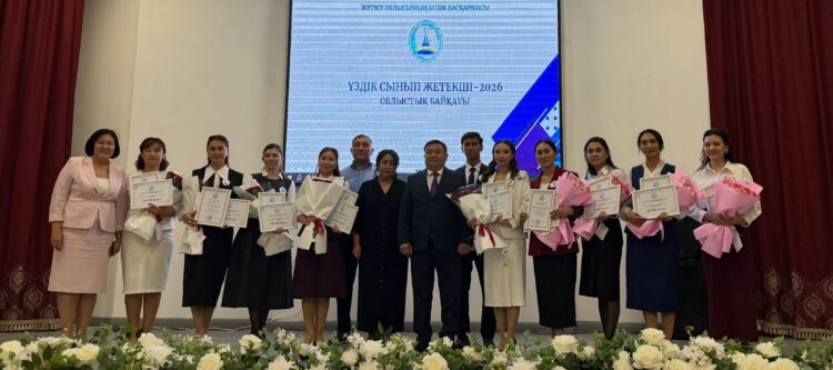Школьного учителя из Ушарала признали лучшим классным руководителем в Жетiсу