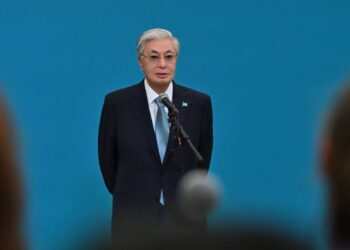 Президент поздравил казахстанцев с Днем труда