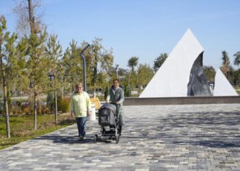 В Уштобе к Дню Республики заметно преобразился центральный парк