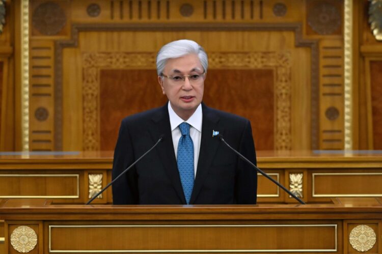 Токаев призвал пресечь нецелевое использование питьевой воды на автомойках
