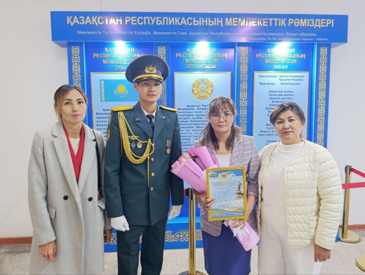 Военнослужащие Сарыозекского гарнизона поздравили педагогов Кербулакского района
