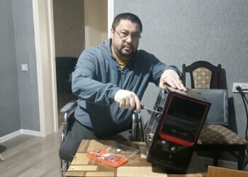 Не сдался после болезни: Мастер из Жаркента  восстанавливает компьютеры