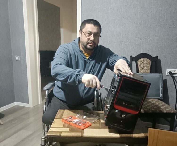 Не сдался после болезни: Мастер из Жаркента восстанавливает компьютеры