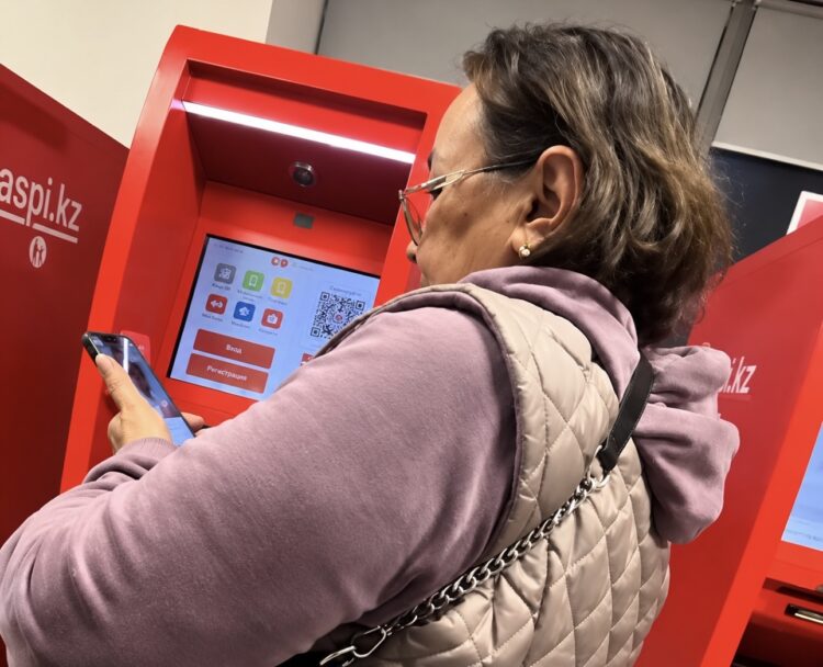 3 млн теңге талдыкорганка перевела у банкомата мошеннику