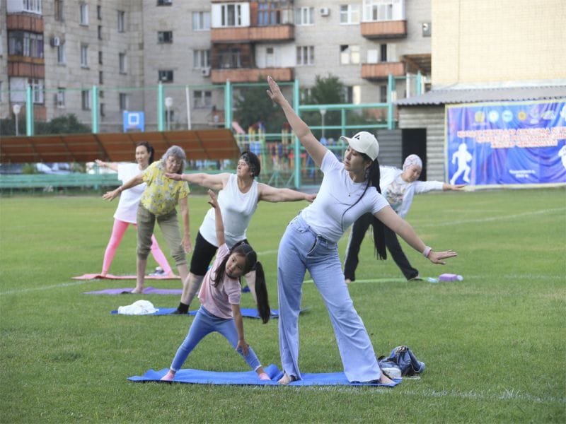 Собрались йоги на стадионе