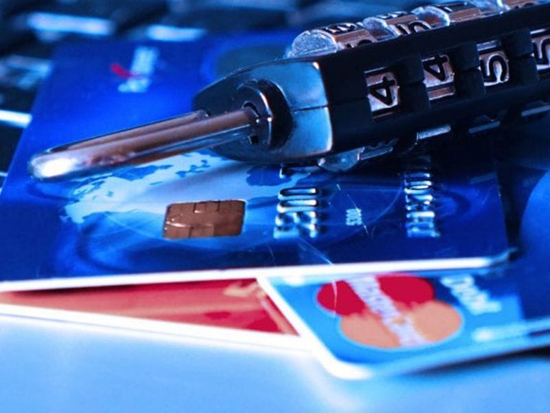 Кто еще, кроме родителей, сможет открыть онлайн банковскую детскую карту