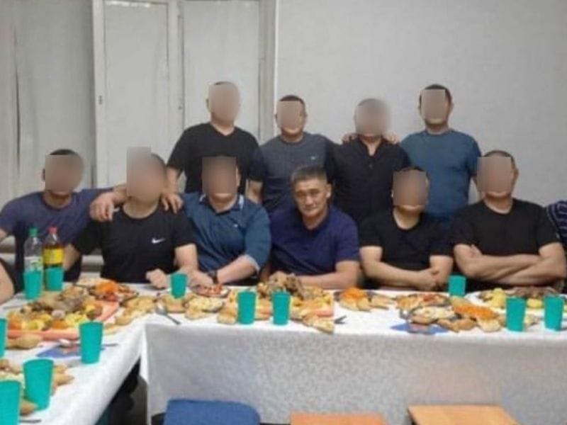 "Не зона, а курорт". В МВД прокоментировали тюремное фото Серика Кудебаева