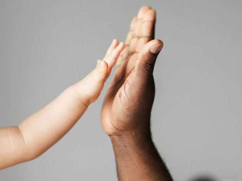 Сколько казахстанских мужчин ушли в декретный отпуск и что они получают