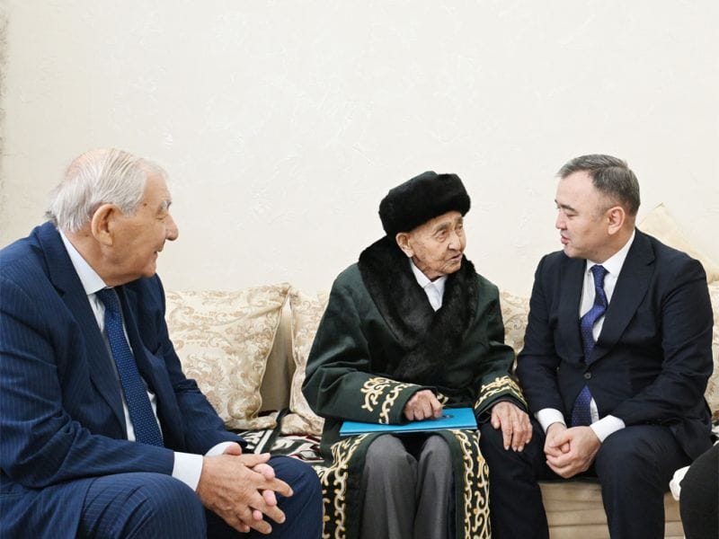 Замакима Жетiсу поздравил ветерана ВОВ со 100-летним юбилеем