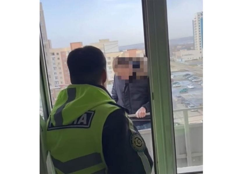 Полицейские и спасатели Талдыкоргана не дали мужчине совершить суицид