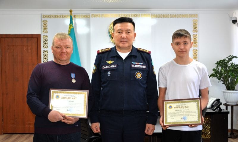 В Жетicу наградили героев, спасших женщину из пожара