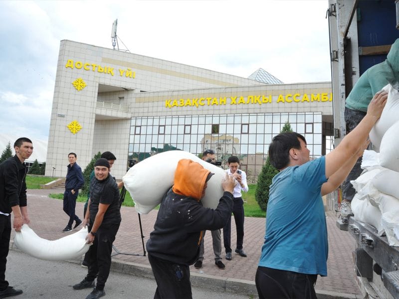 Жетысусцы отправили очередную партию гуманитарной помощи жителям Уральска и Петропавловска