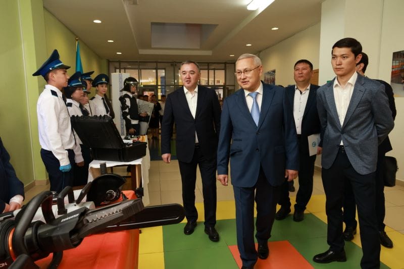 Аким области Жетісу встретился с менторами и школьниками