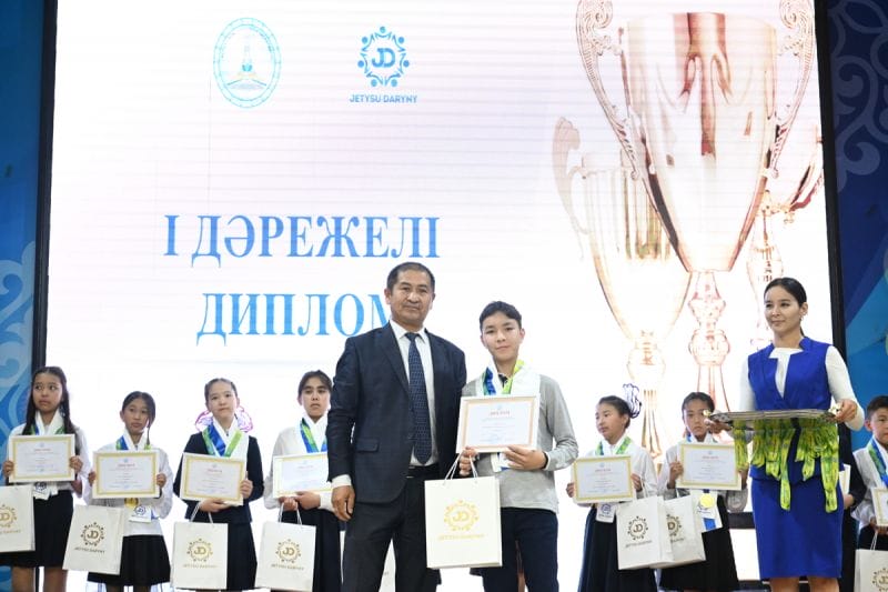 В Жетісу чествовали победителей областного этапа республиканской олимпиады по общеобразовательным предметам