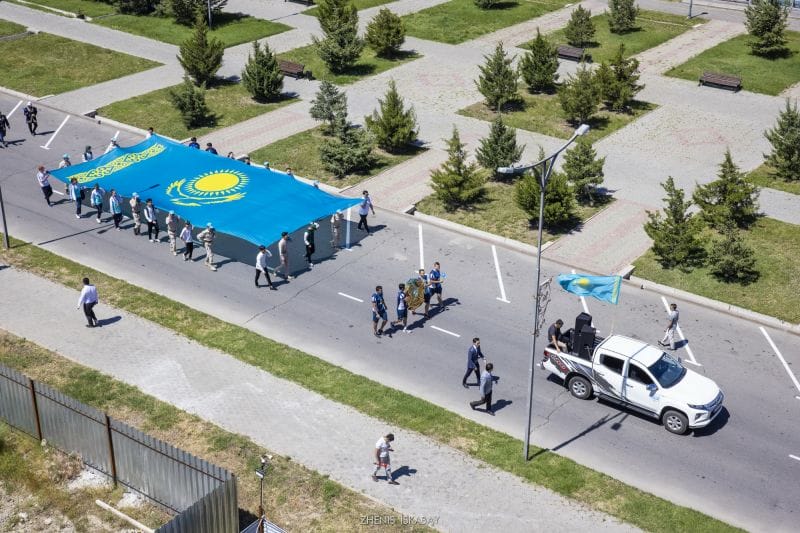 С гордостью пронесли государственные символы страны по улицам Талдыкоргана