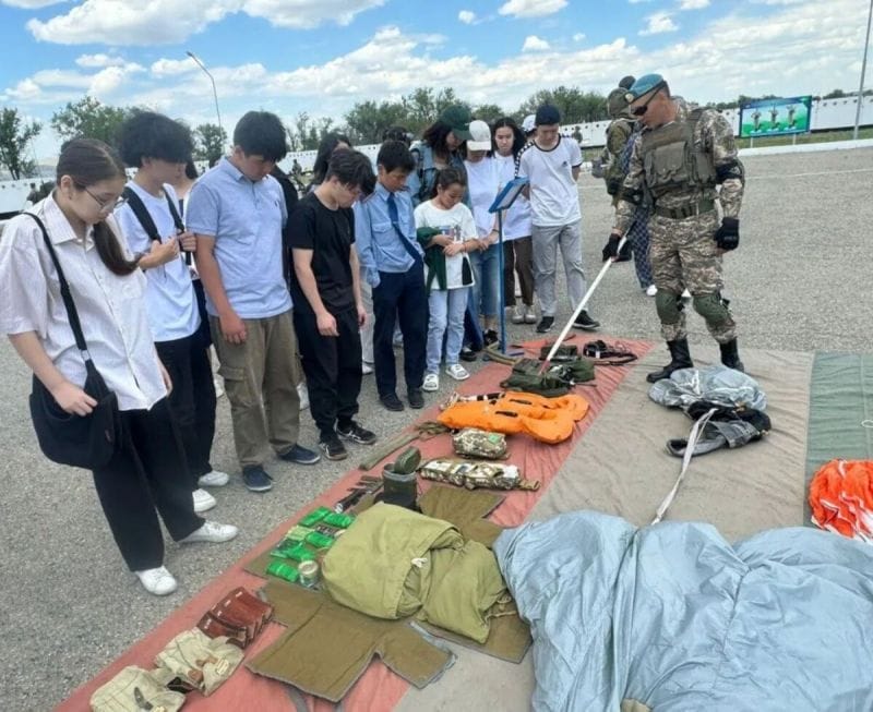 Талдыкорганские школьники побывали в гостях у десантников