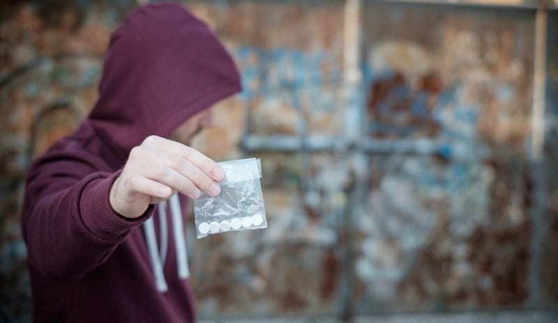 Как вербуют молодежь в наркоторговлю? Журналисты "Вестника Жетісу" раскрывают правду о профессии кладмена