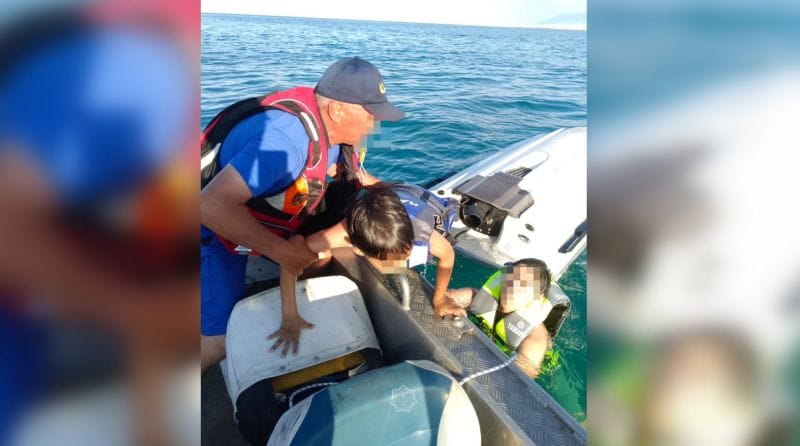 МЧС: трое человек спасены после падения с гидроцикла на Алаколе