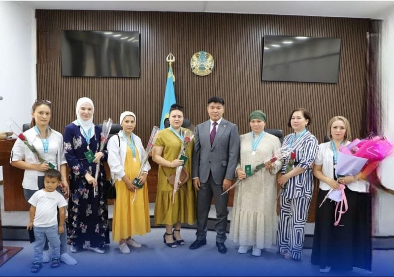 В Талдыкоргане многодетные матери награждены подвесками «Алтын алқа» и «Күміс алқа»