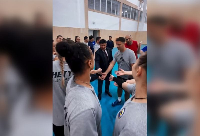 Аким Талдыкоргана встретился с волейболистками Жетісу перед важными играми