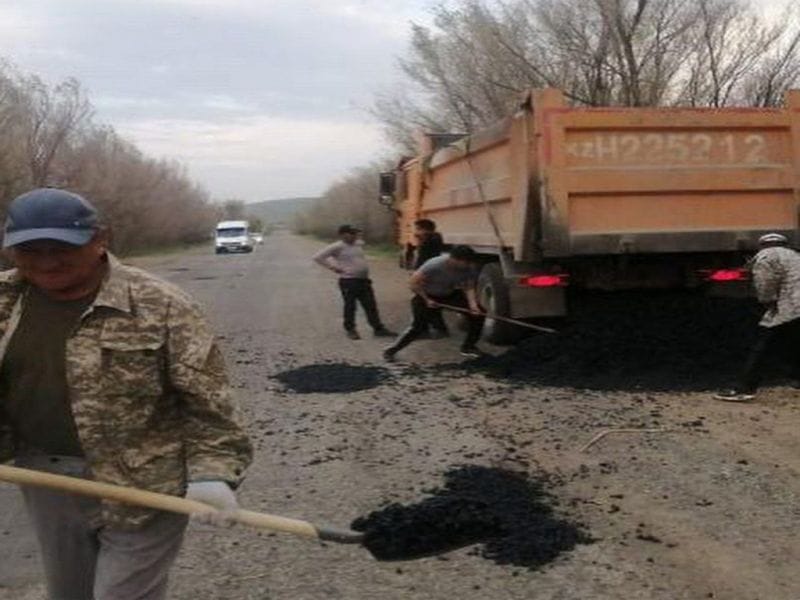 Жители области Жетысу залатали дороги самостоятельно