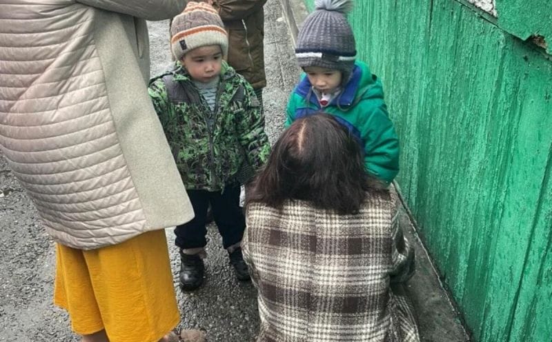 Двух заблудившихся детей нашли и вернули женщине в Талдыкоргане